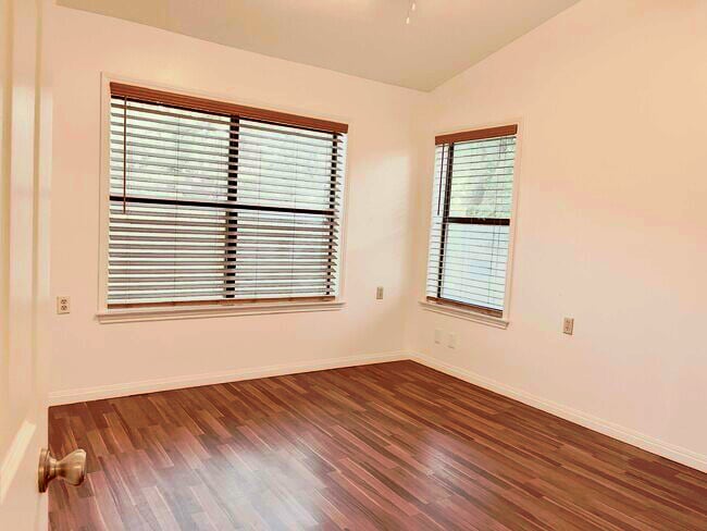 Building Photo - 9417 Aqua Dr