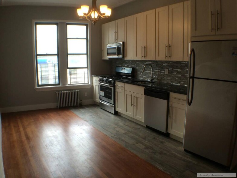 Primary Photo - 4240 Broadway
