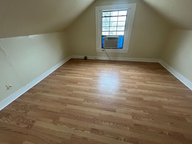 Building Photo - 4 bedroom and 1.5 bathroom