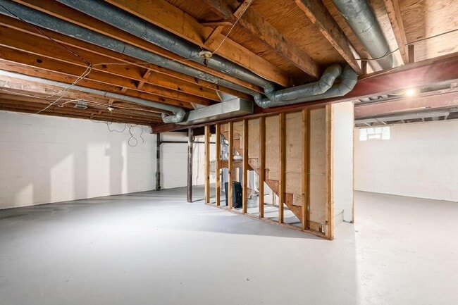 Building Photo - 361 E North St