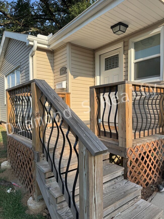 Building Photo - Updated and Located near Mercy Hospital!  4 bedrooms!