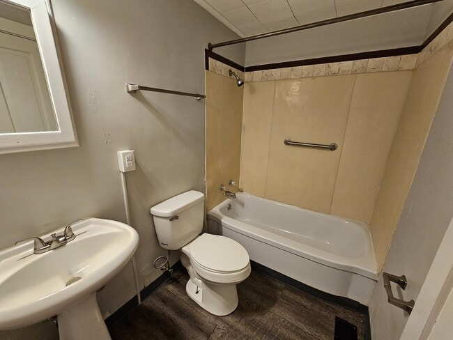 Building Photo - 434 W Lawrence St