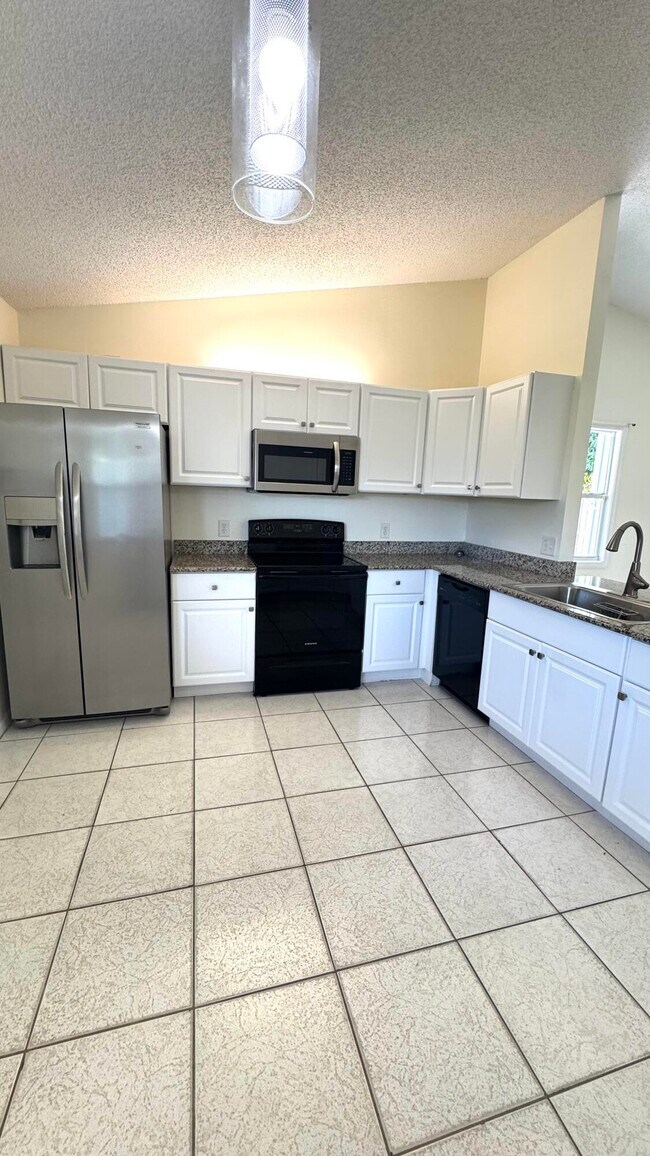 Building Photo - 5149 El Claro Cir