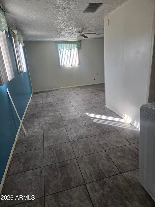 Building Photo - 302 3rd St