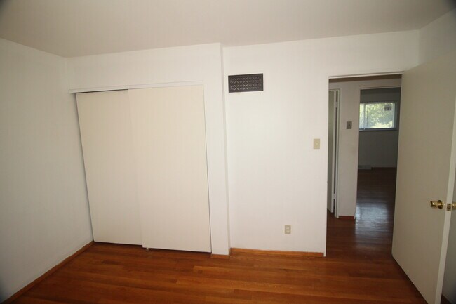 Building Photo - 1215 Mesa Dr