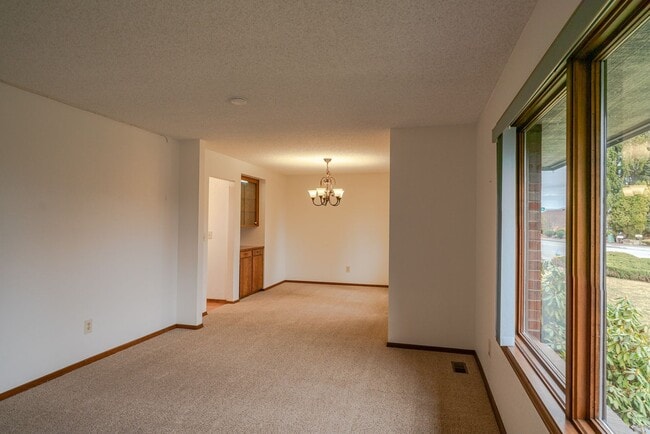Building Photo - Single Floor Home! 3 bedroom, 3 bathrooms ...
