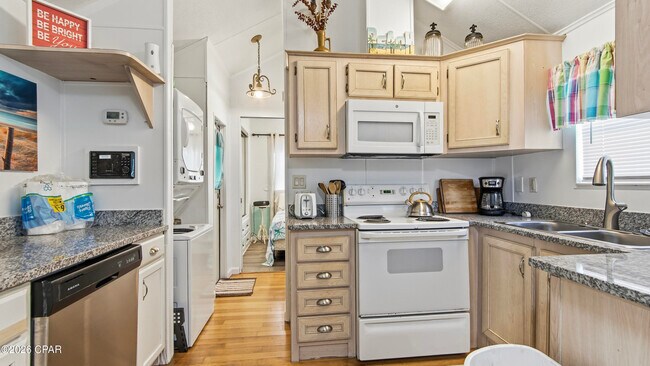 Building Photo - 1219 Thomas Dr