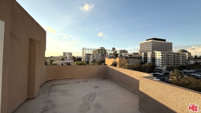 Building Photo - 701 S Kingsley Dr