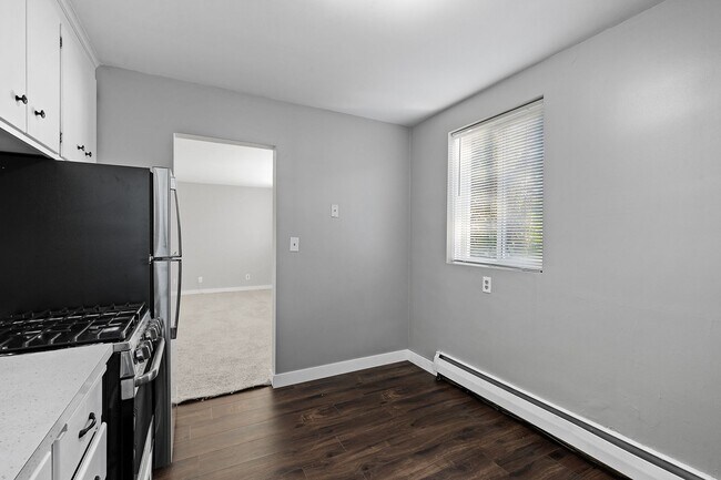 Building Photo - Spacious 1/BR/1 Bath Available Now!