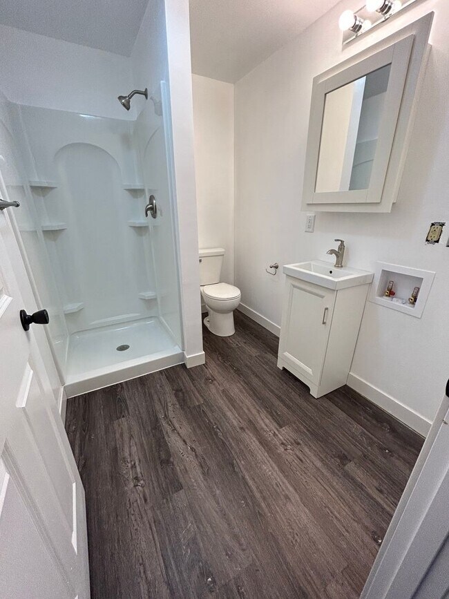 Building Photo - Two Bedroom Apartment Near Campus