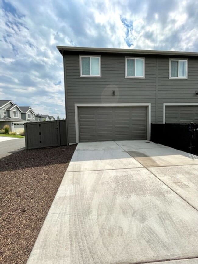 Building Photo - Like new 3 bedroom townhome in SE Bend!