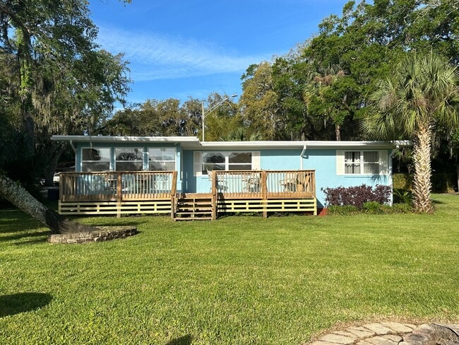 Building Photo - Beautiful 2Bed & 1Bath ON THE WATER in St....