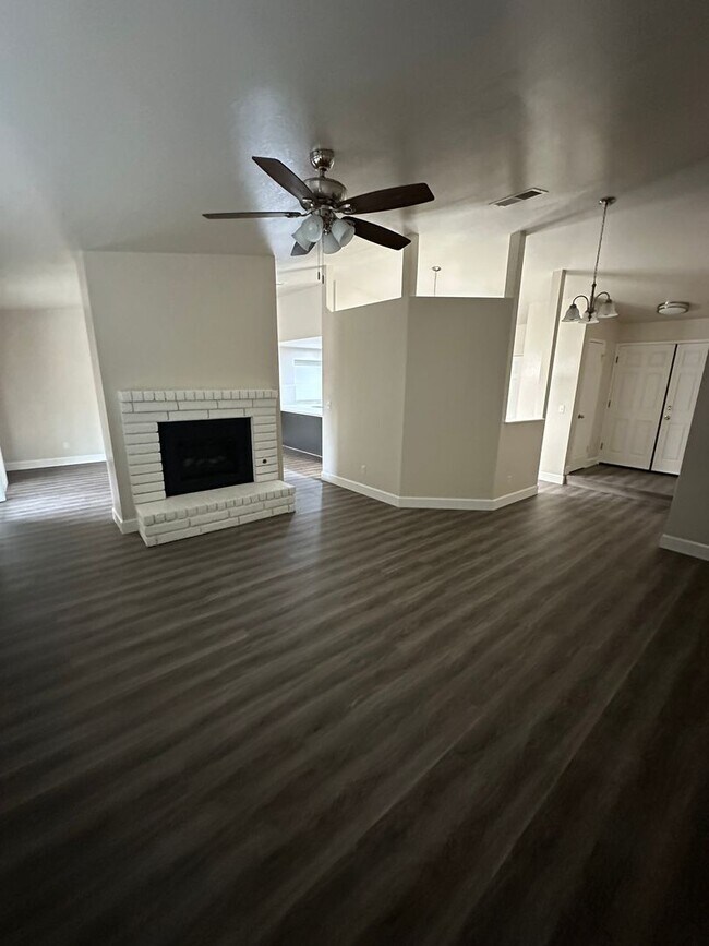Building Photo - Remodeled 3 Bedroom!