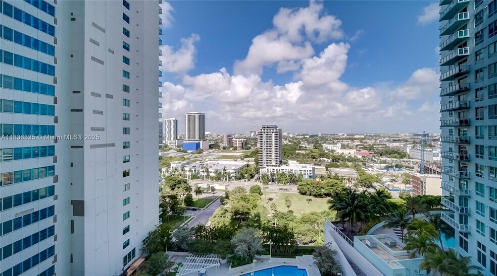 Building Photo - 1800 N Bayshore Dr