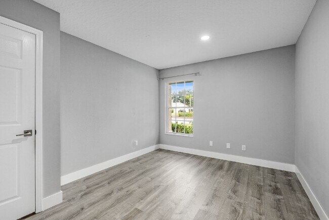 Building Photo - Stunning 3 Bed, 2 Bath Home in Vizcaya Estates