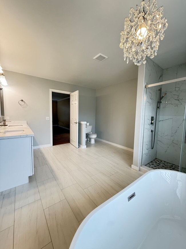 Building Photo - Move in Ready Luxury 4 Bedroom, 2.5 bath home for rent...