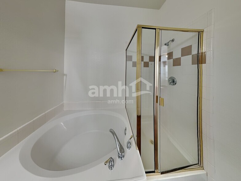 Building Photo - 432 Round Rock Rd