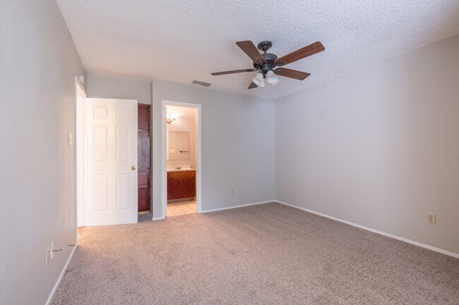 Building Photo - Charming 2-Bedroom, 2-Bath Townhouse in Pflugerville!
