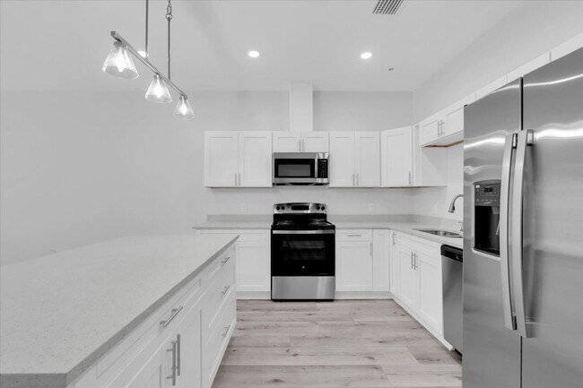 Building Photo - 705 S Orange Ave