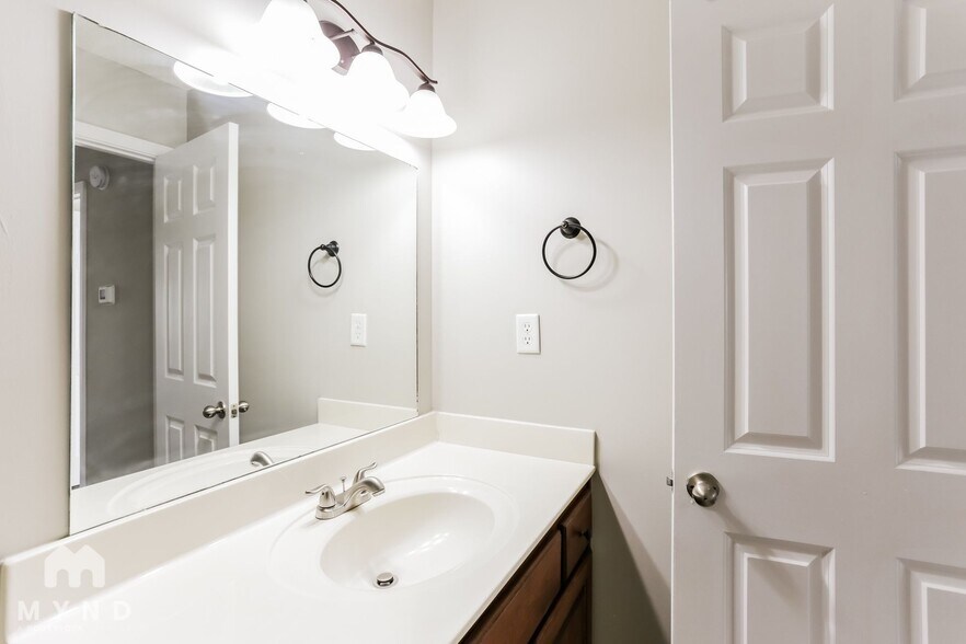 Building Photo - 540 Classic Dr N