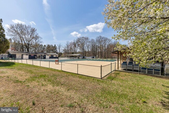 Building Photo - 2810 Cambridge Dr