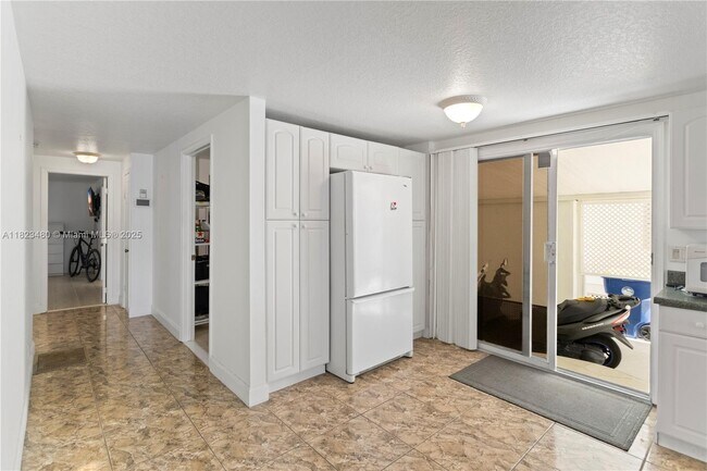 Building Photo - 5620 Lagoon Dr