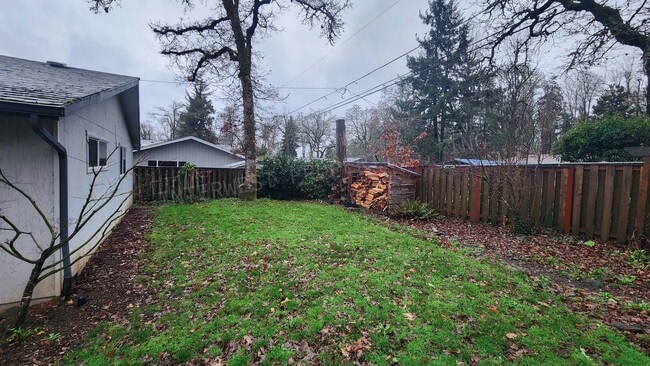 Building Photo - 3 bd 2.5ba Ranch Style Home with Fenced Yard, W/D in Unit, Fireplaces & 2 Car Garage!