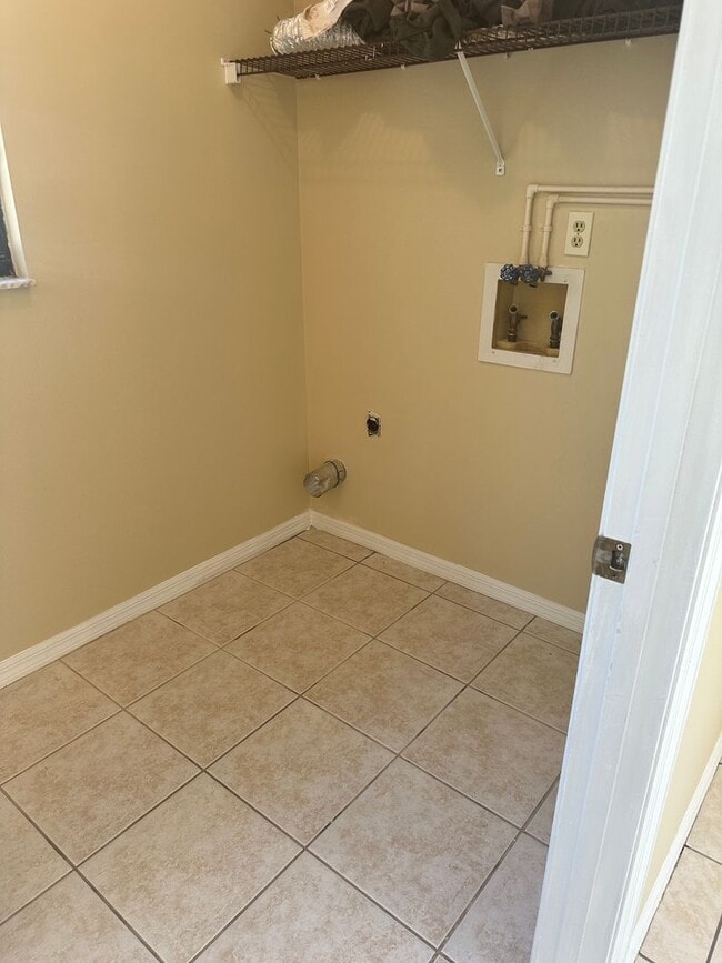 Building Photo - Nice 2/1.5 Duplex Located Across From St. ...