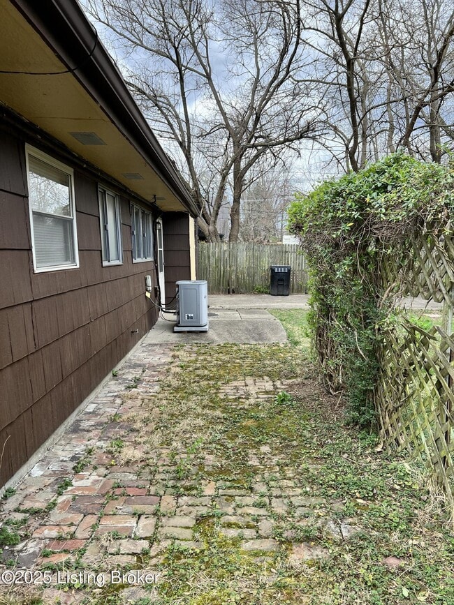 Building Photo - 3122 Commander Dr