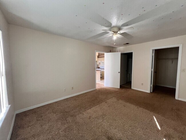 Building Photo - 2550 N Alafaya Trail