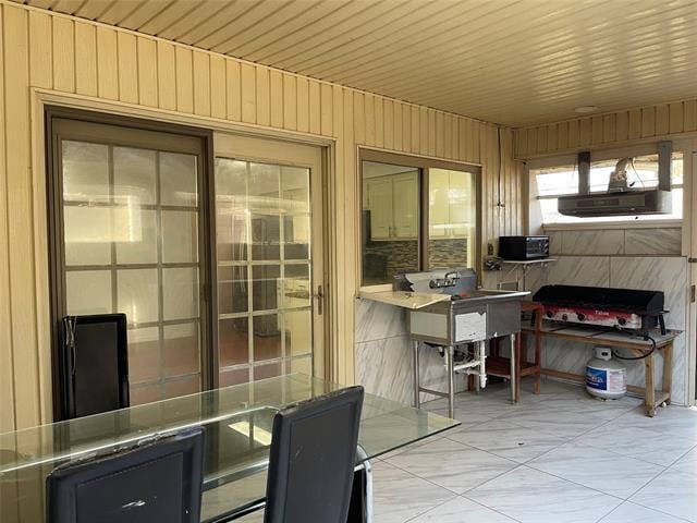 Building Photo - 2409 Stoneleigh Dr