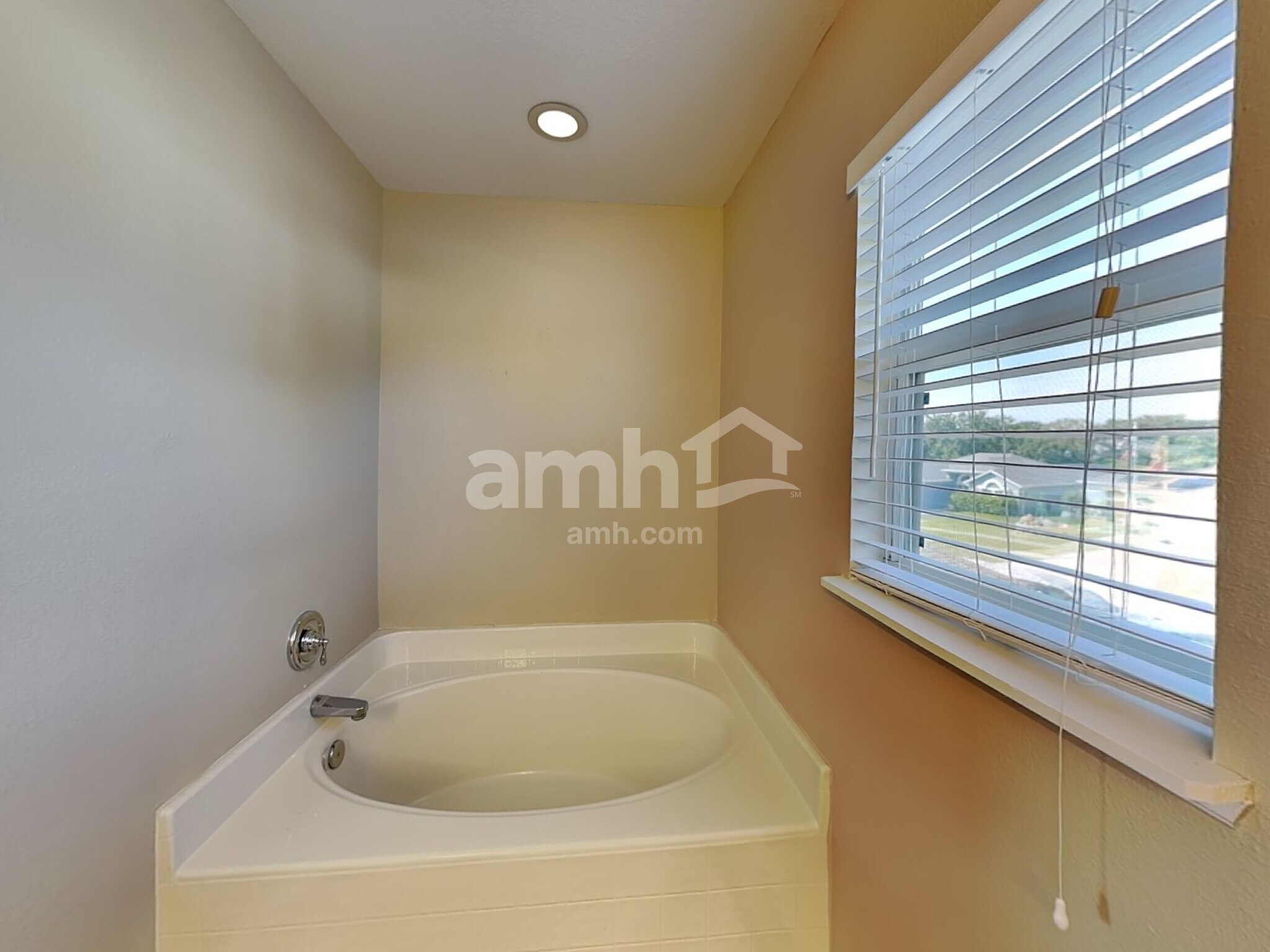 Building Photo - 16000 Wilkinson Dr