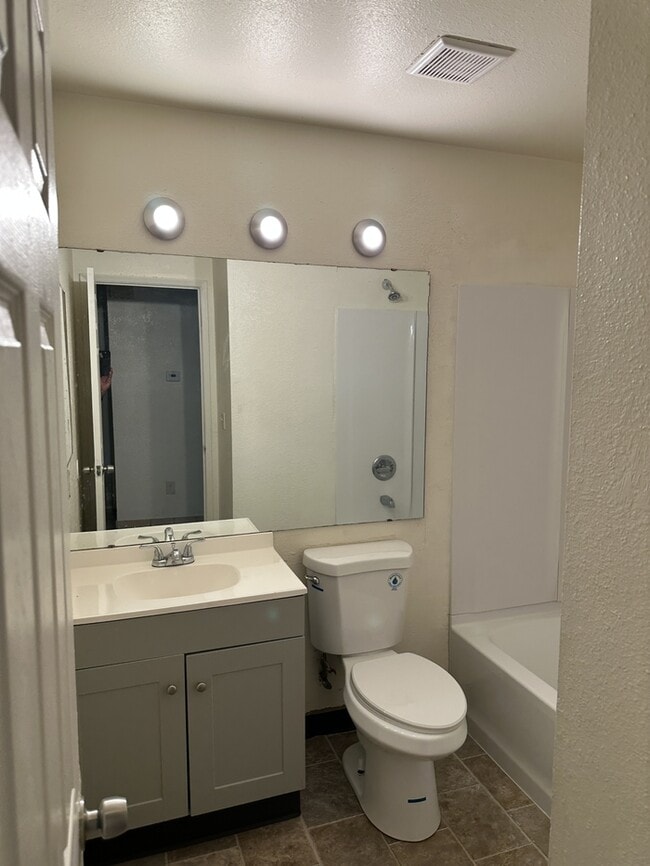 Building Photo - Stockton 2 Bedroom 1 Bathroom Duplex