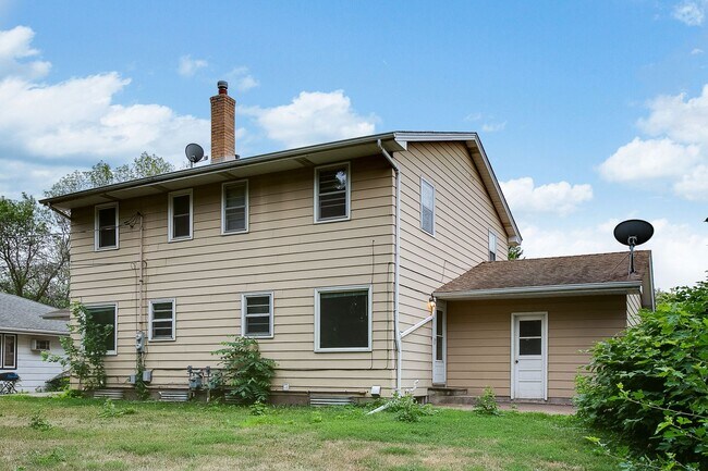 Building Photo - Updated 3 Bedroom Duplex in Battle Creek