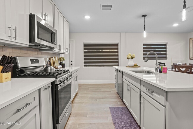 Building Photo - 7904 Parkland Dr