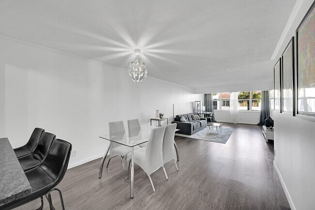 Building Photo - 2920 SW 22nd Ave