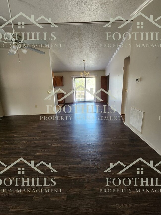 Building Photo - 702 Beagle Run