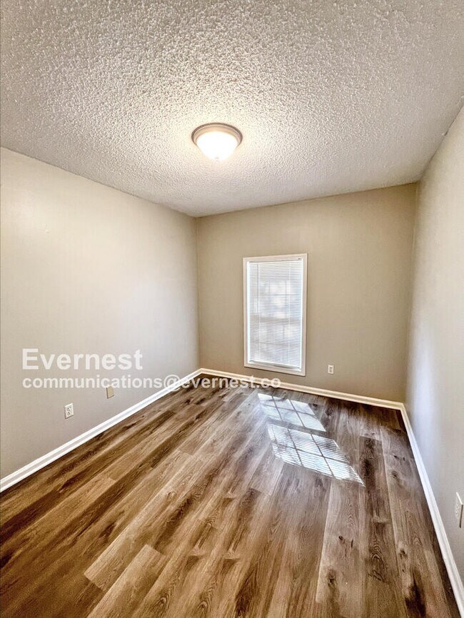 Building Photo - 3 Bed, 1 Bath Home with Carport / Pet-Frie...