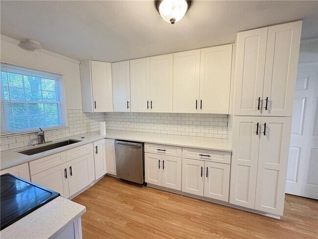 Building Photo - 850 James St NW