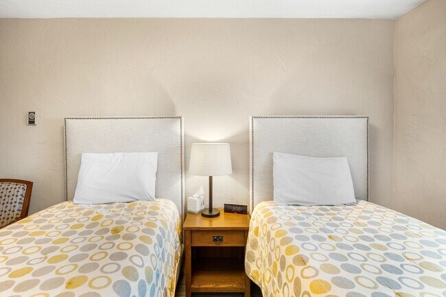 Building Photo - Downtown Anchorage Two Bedroom Two Bath (101)