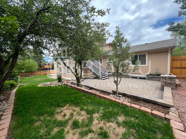 Building Photo - Corner Lot Multi-Level Home