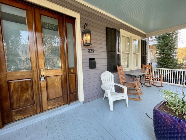 Building Photo - Available for lease May-September 2026. Stunning Fully-Furnished 3 BR/2.5 BA Available in the Hea...