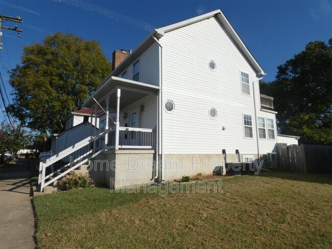 Building Photo - 2623 Van Buren St