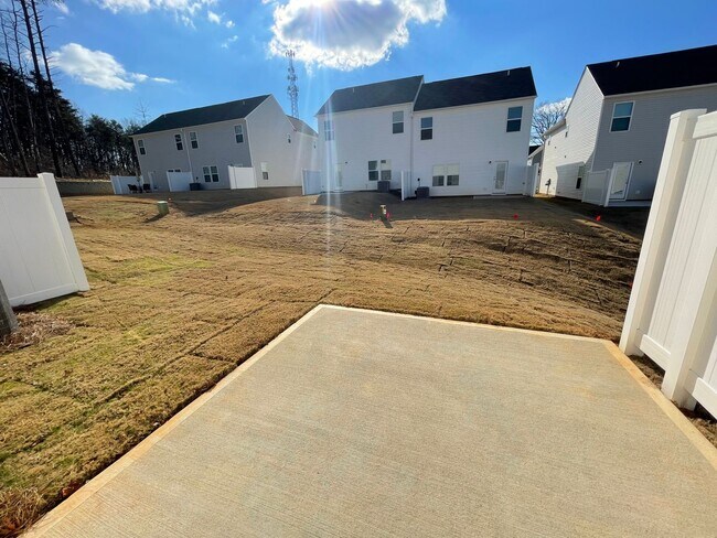 Building Photo - 3 br Paired Home minutes from I-77 and I-40 Tour today! MOVE IN SPECIAL