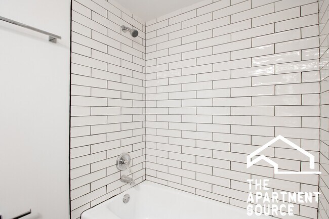 Building Photo - 7621 N Sheridan Rd