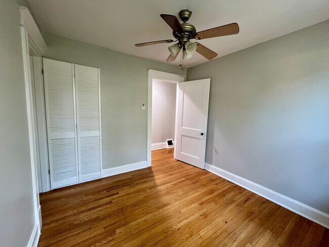 Building Photo - 6114 Columbia Ave