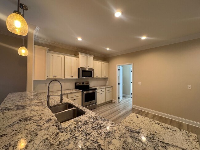 Building Photo - $500 OFF in NOVEMBER: Move-In Special!