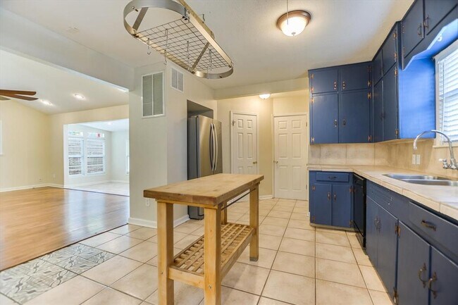 Building Photo - 208 Braeswood Rd