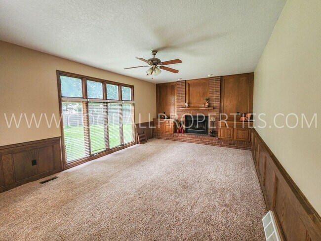 Building Photo - Executive 4 Bedroom Home in West Des Moines with a fenced in yard !!!