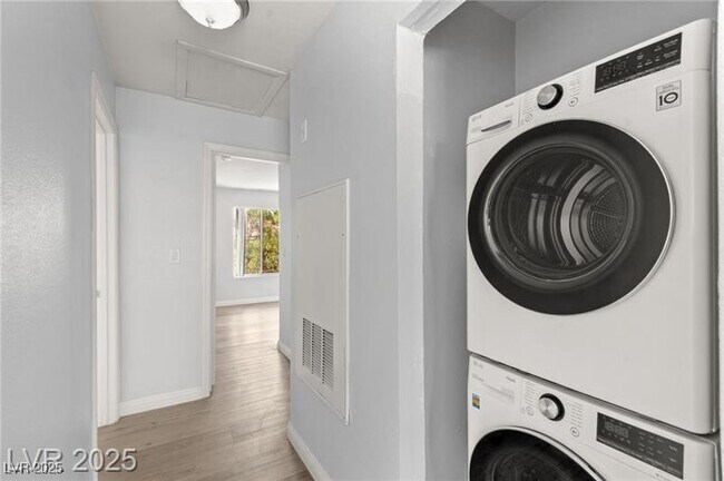 Building Photo - 7300 W Pirates Cove Rd